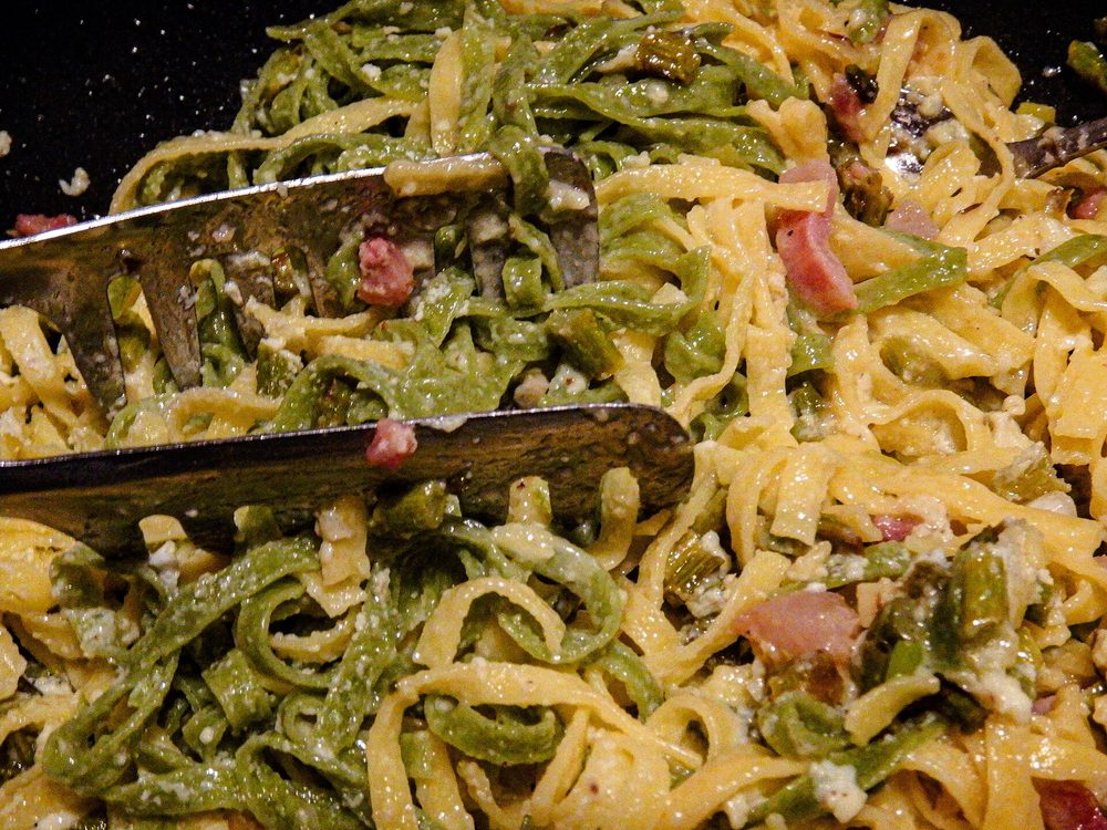 Carbonara di fettuccine con asparagi — pasta photography